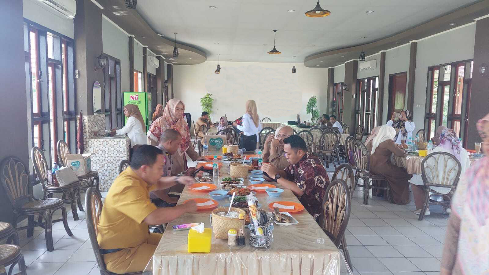 Kepala Badan Keuangan makan bersama dengan Dirlantas Polda Gorontalo